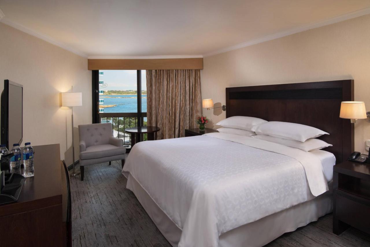 Club lounge access Larger Guest room 1 King Ocean view,1634424872:JPEG