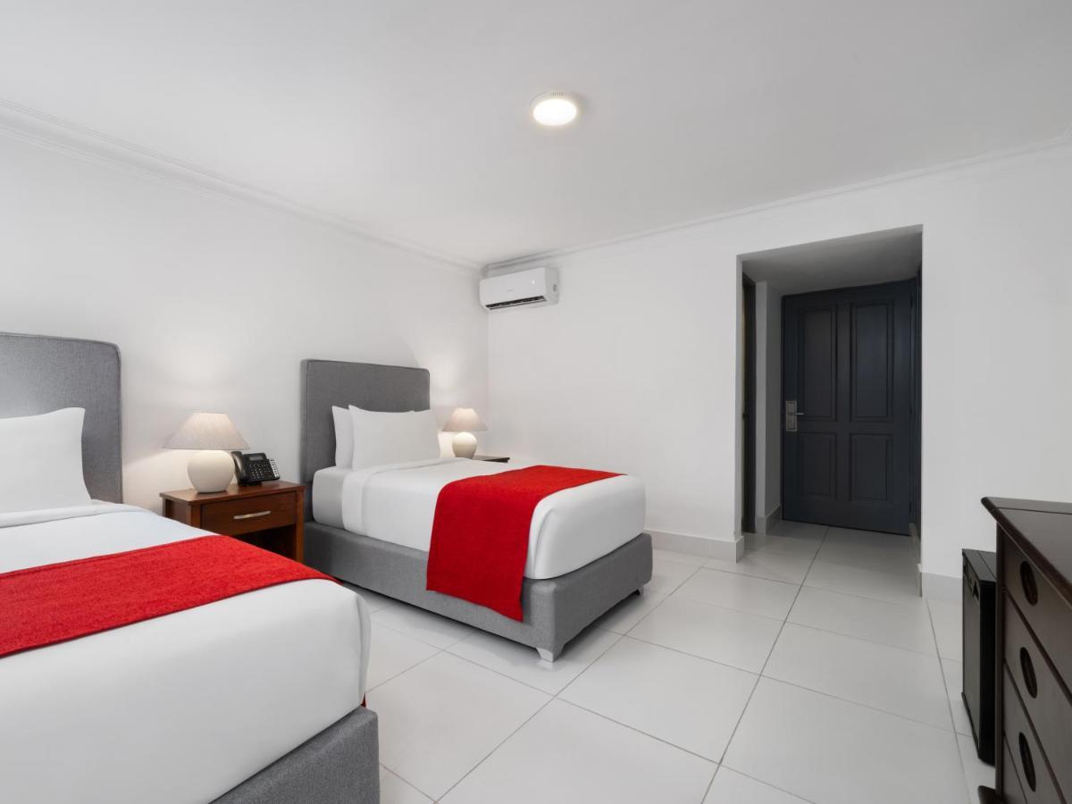 Habitación adaptada para personas con movilidad reducida con 2 camas individuales y ducha accesible en silla de ruedas - No fumadores
