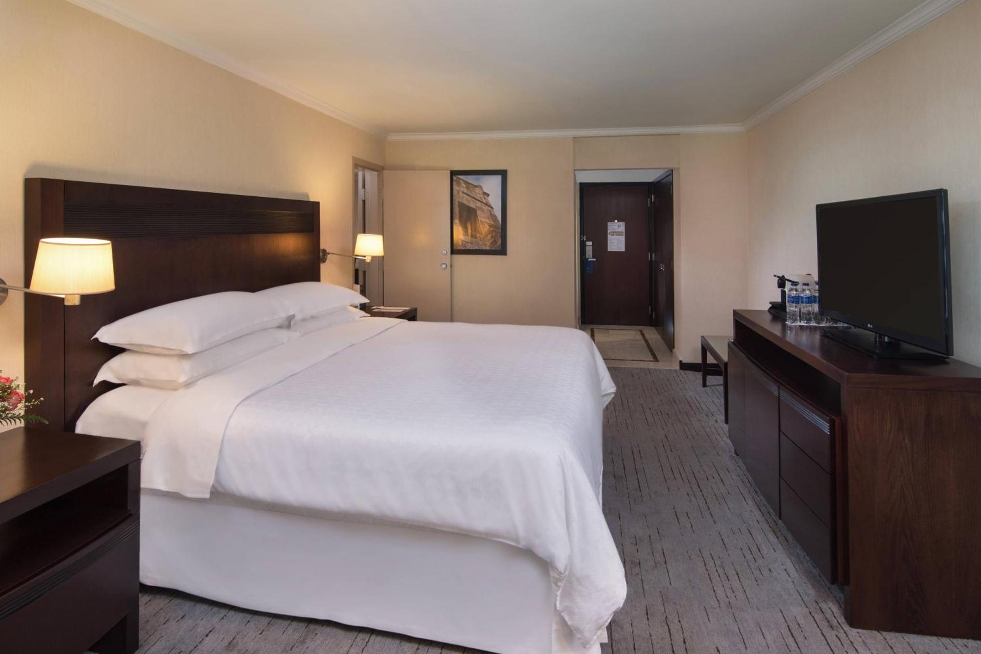 Larger Guest room 1 King Partial ocean view,1634424881:JPEG